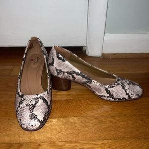 Clarks snake skin low heel pumps